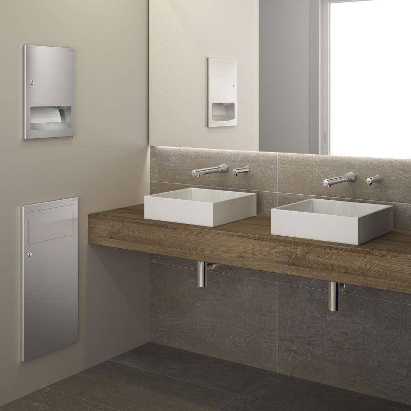 Modernes Badezimmer-Waschtisch mit zwei quadratischen Aufsatzwaschbecken, wandmontierten Armaturen und einem großen Spiegel über einer Holzarbeitsplatte.