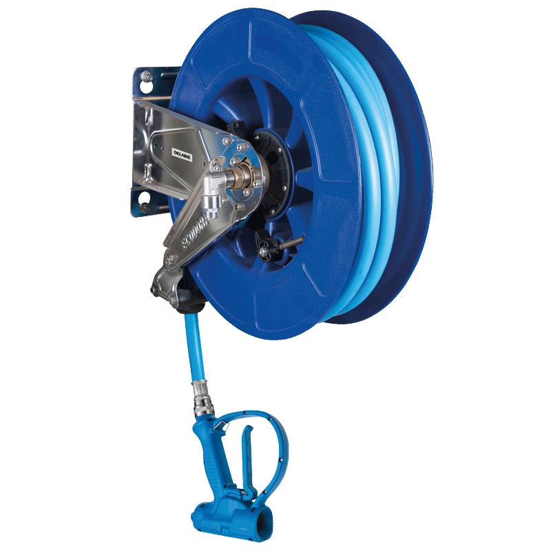Eine blaue industrielle Schlauchtrommel mit montiertem Metallhalterung, ausgestattet mit einem aufgewickelten Schlauch und einer Düse, die zum Abgeben von Flüssigkeiten verwendet wird.