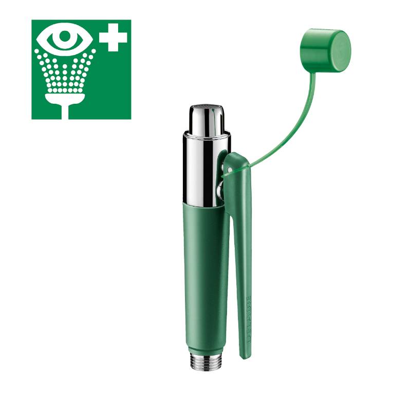 Eine grüne Notaugendusche mit einer Zugstange und Kappe, neben einem grünen Schild mit einem Augensymbol und einem Pluszeichen, auf einem schwarzen Hintergrund.