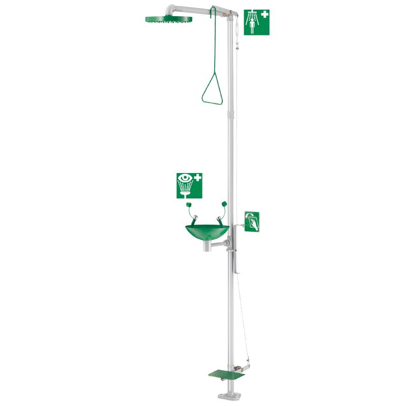 Notdusche und Augenspülstation mit Überkopf-Duschkopf, grüne Schilder mit weißen Piktogrammen für Sicherheitshinweise und Fußpedalaktivierung.