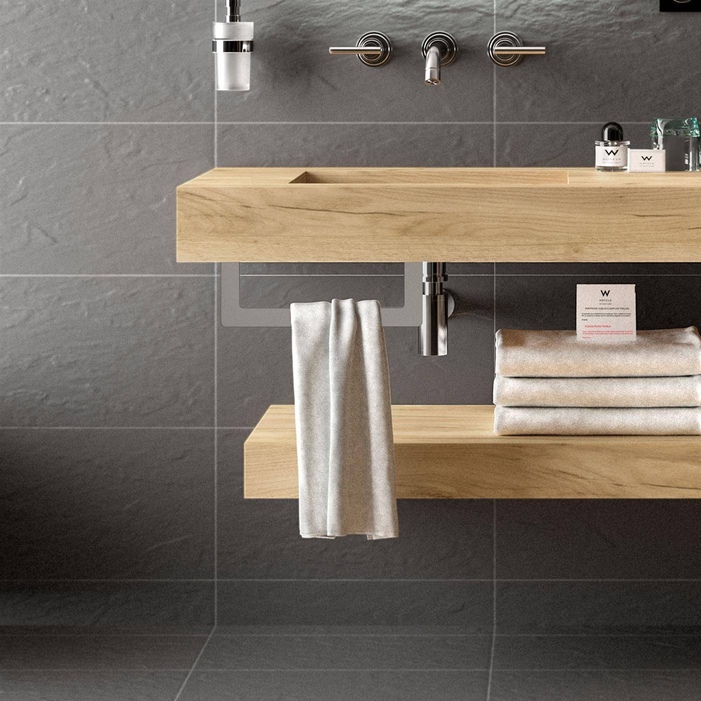 Modernes Badezimmermöbel mit zwei hölzernen schwebendenRegalen, einem Waschbecken und einer Armatur, einem hängenden Handtuch und ordentlich gestapelten Handtüchern und Toilettenartikeln.