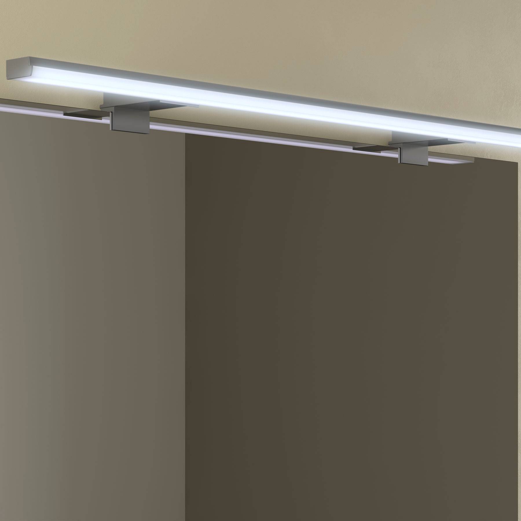 Eine moderne Deckenleuchte mit elegantem, rechteckigem Design, an einer hellfarbenen Decke montiert, die ein weiches Licht ausstrahlt.