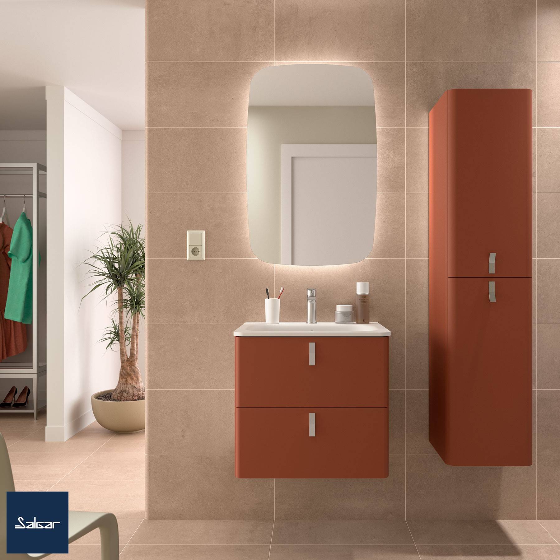 Modernes Badezimmer mit braunem Waschtisch, Spiegel und Wandschrank. Im Hintergrund ein Kleiderschrank mit Kleidungsstücken und einer Zimmerpflanze.