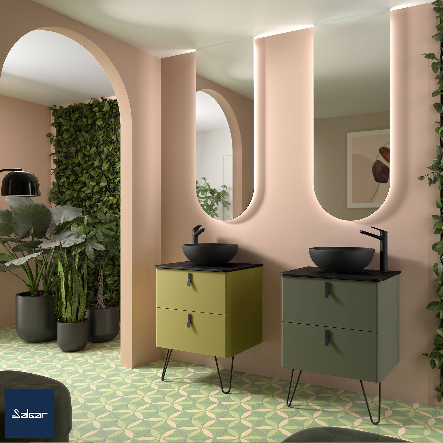 Ein modernes Badezimmer zeigt zwei schwarze Aufsatzbecken auf olivgrünen Waschtischen, vor einer pfirsichfarbenen Wand mit Bogenspiegel und umgeben von üppigen Pflanzen.
