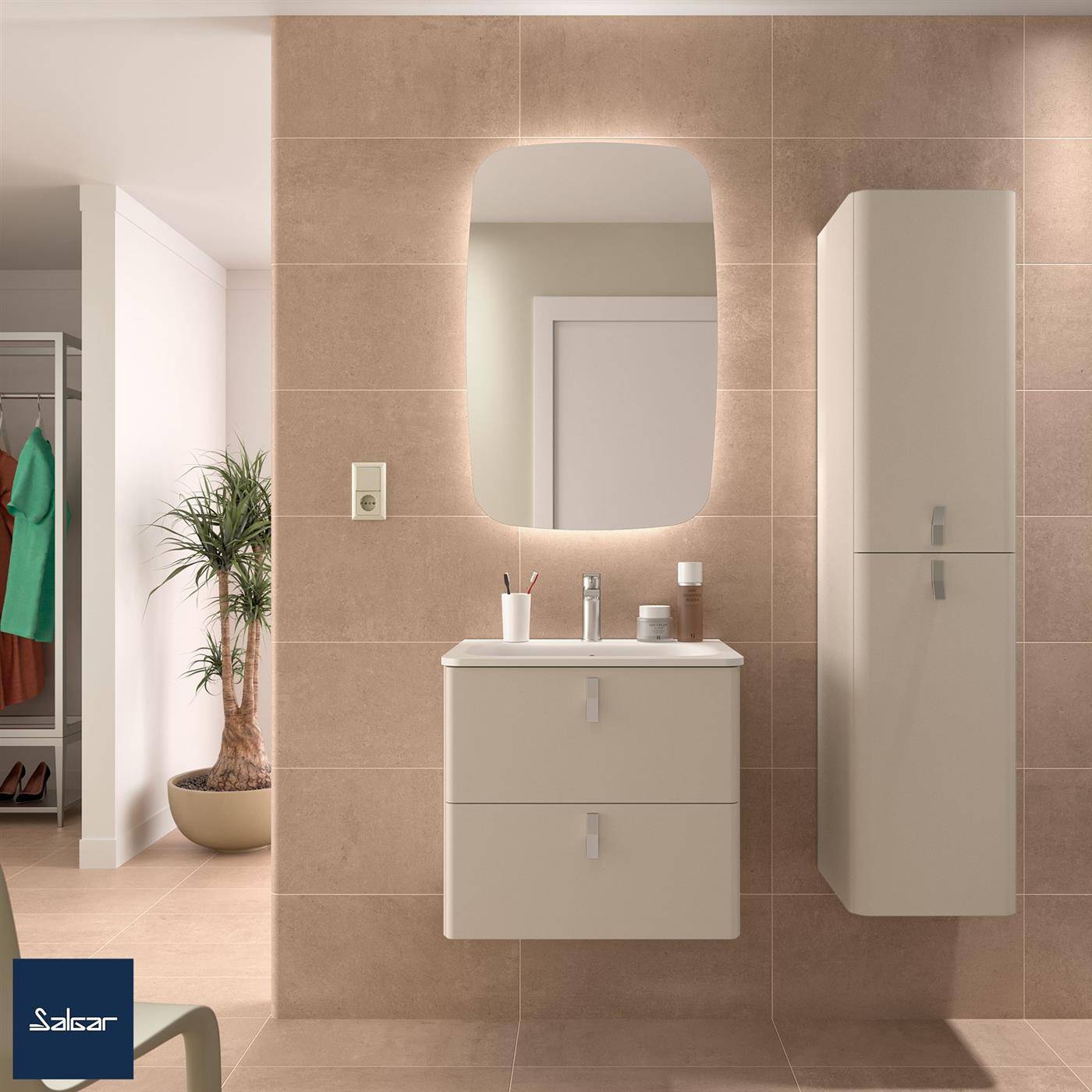 Modernes Badezimmer mit beigen Fliesenwänden, schwebendem Waschtisch und Waschbecken, beleuchtetem Spiegel, hohem Schrank und Topfpflanze im angrenzenden Bereich.