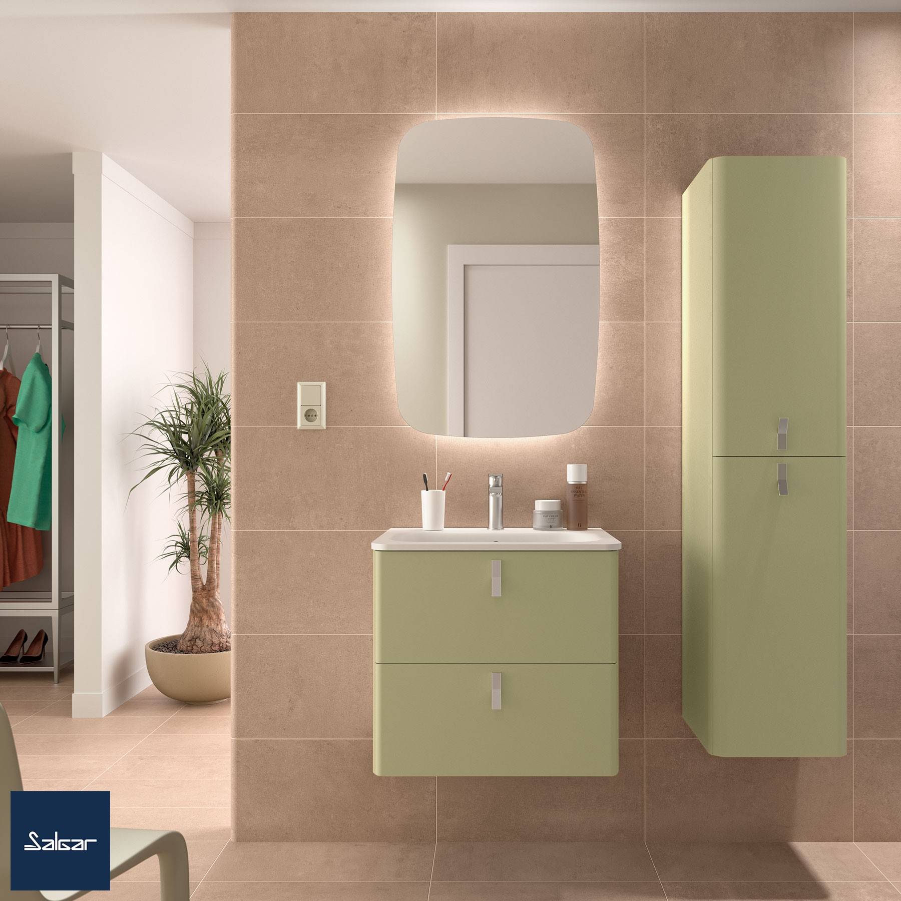 Ein modernes Badezimmer mit beigen Fliesen, einem grünen Waschtisch mit Waschbecken und Spiegel sowie einem grünen Wandschrank. Links ist eine Topfpflanze zu sehen.