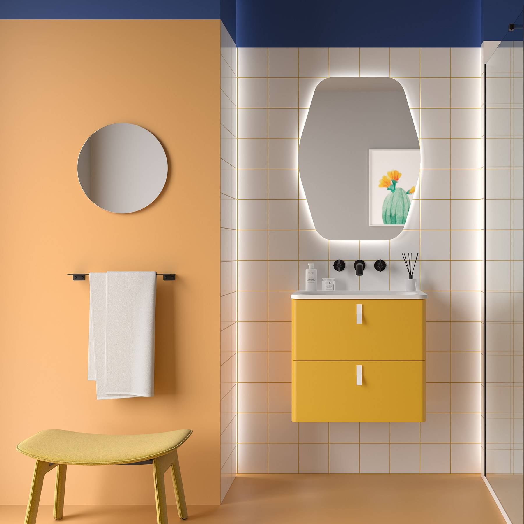Modernes Badezimmer mit orangefarbenen Wänden, gelber Kommode, weißen Fliesen und rundem Spiegel. Eine Vase mit Blumen spiegelt sich im Spiegel.