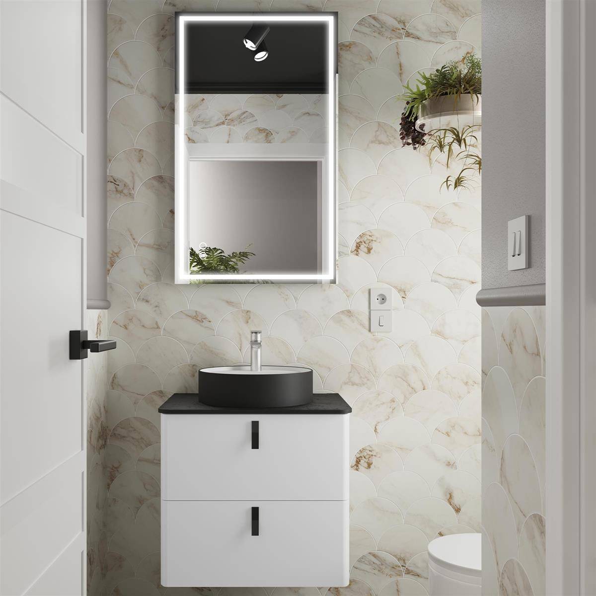 Modernes kleines Badezimmer-Waschtisch mit beleuchtetem Spiegel, rundem schwarzem Waschbecken, weißem Schrank und gemusterten Marmor-Look-Wänden.