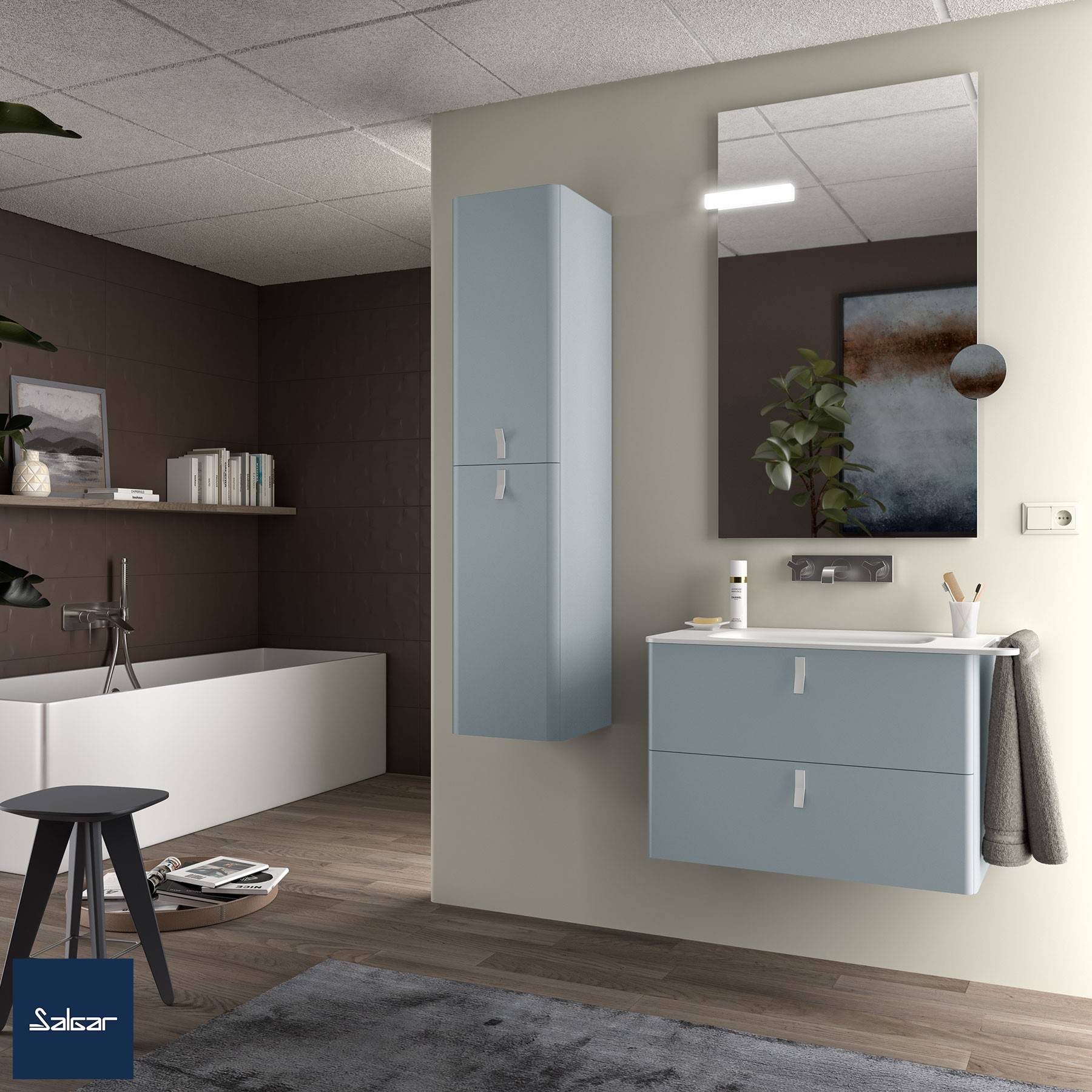 Modernes Badezimmer mit hellblauen schwebenden Schränken, einem großen Spiegel, neutraler Dekoration und einem Teppich auf Holzfußboden. Minimalistisches Design.