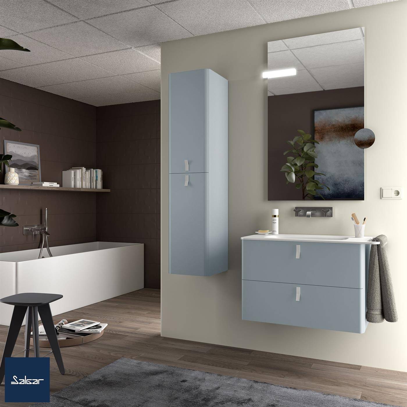 Modernes Badezimmer mit wandmontiertem hellblauen Waschtisch, Spiegel, hohem Schrank, Badewanne und dunkler Akzentwand; 