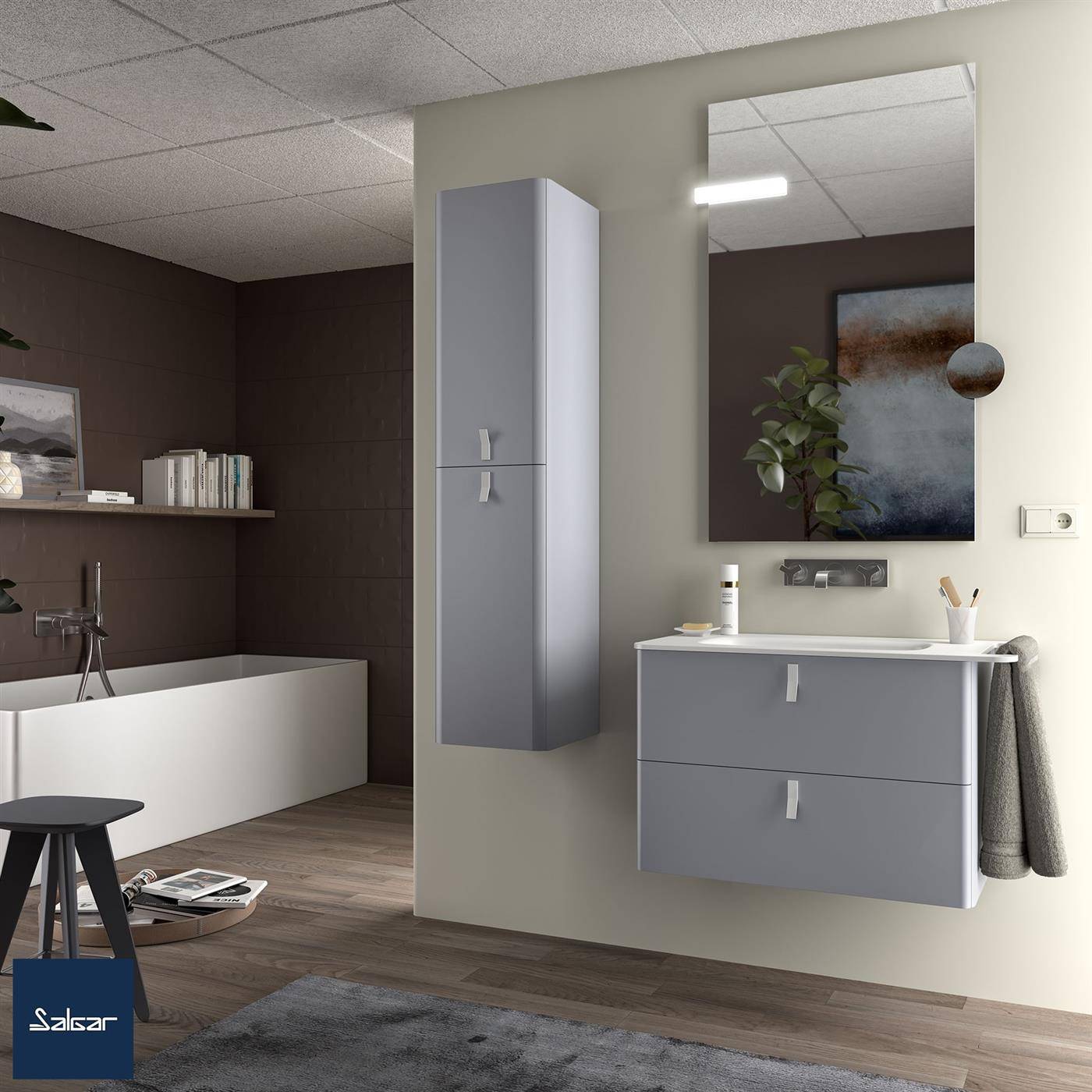 Modernes Badezimmer mit einem wandmontierten Waschtisch, Spiegel, Dusch-Badewanne und hohem Schrank in einem minimalistischen Grau- und Brauninterieur.