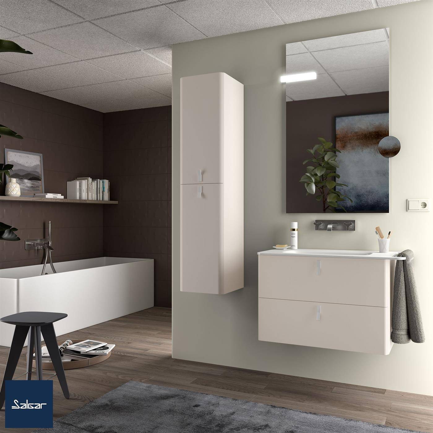Modernes Badezimmer mit Badewanne, schwebendem Waschtisch, Wandschrank, Spiegel und dunkler Akzentwand in einem sauberen, minimalistischen Interieur.