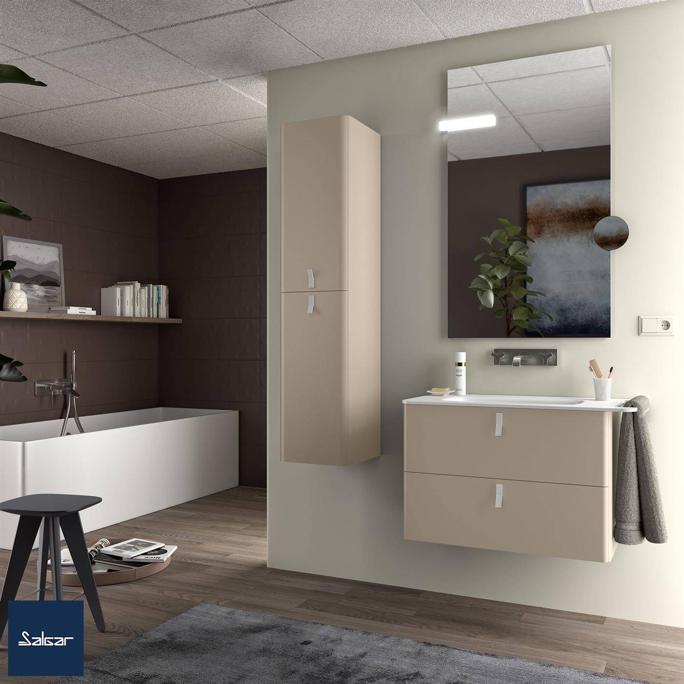 Modernes Badezimmer mit beigem Wandschrank und schwebendem Waschtisch, Spiegel, Badewanne, Regal, Hocker und Handtuch in einem sauberen minimalistischen Interieur.