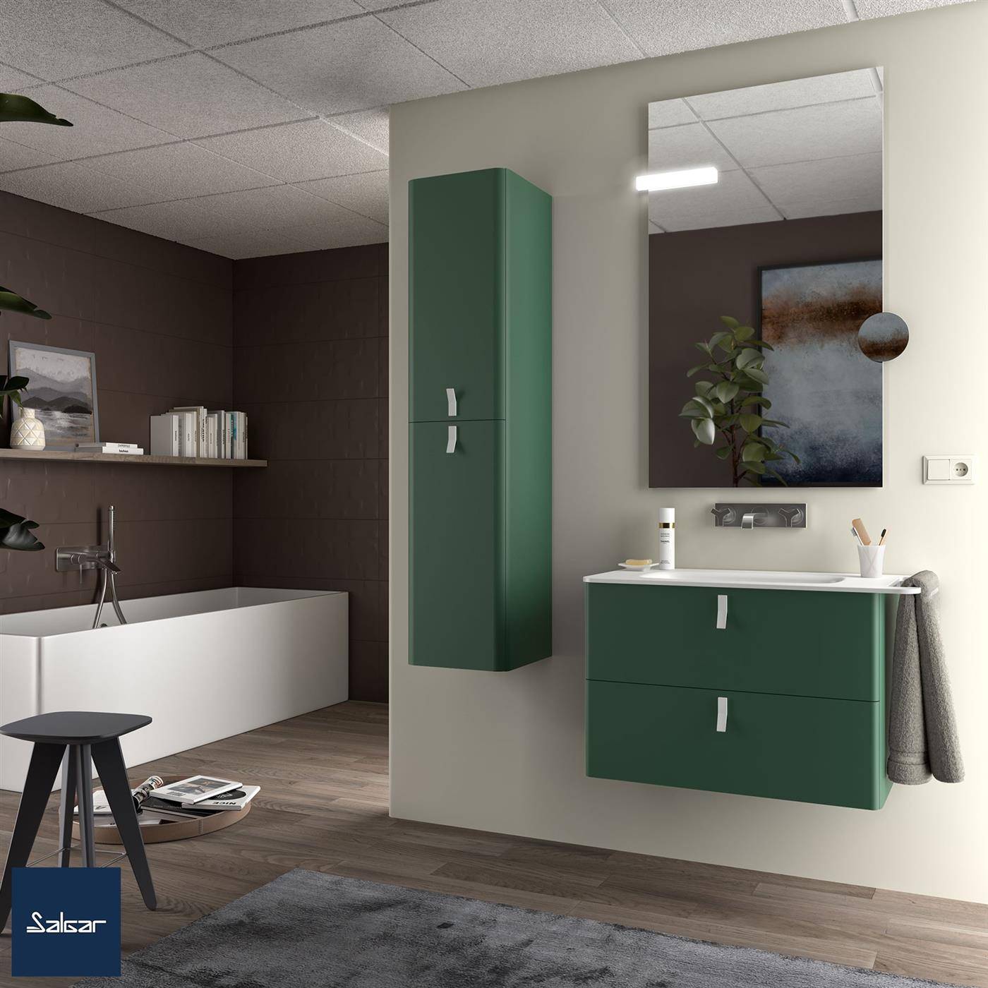 Modernes Badezimmer mit freistehender Badewanne, grünen Wandschränken, Doppelwaschtisch, Spiegel und Holzoptik-Bodenbelag in minimalistische Inneneinrichtung.