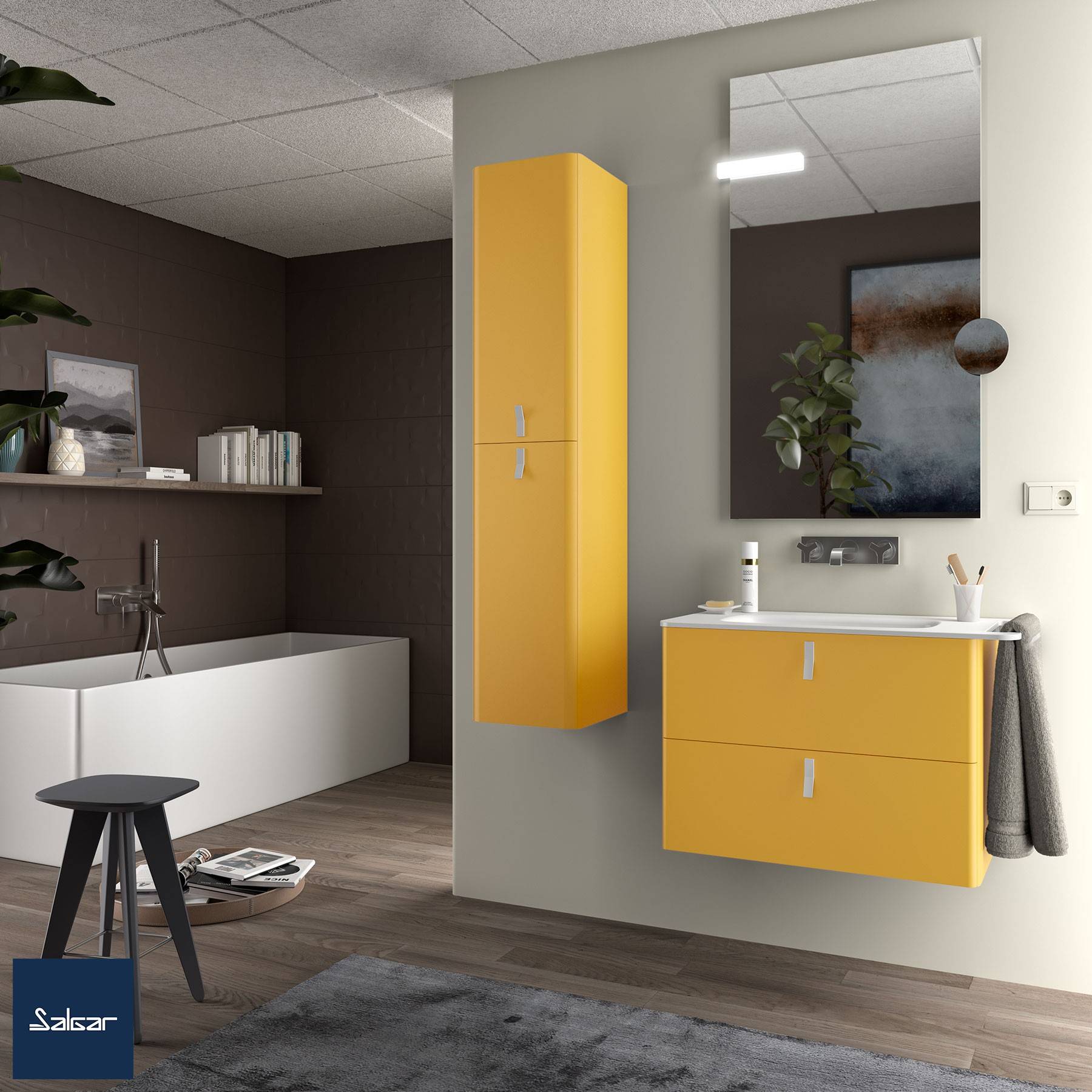 Badezimmer mit modernem Design, ausgestattet mit einer gelben Waschtischplatte und einem gelben Schrank, einem rechteckigen Spiegel, einem weißen Waschbecken und einer freistehenden Badewanne.