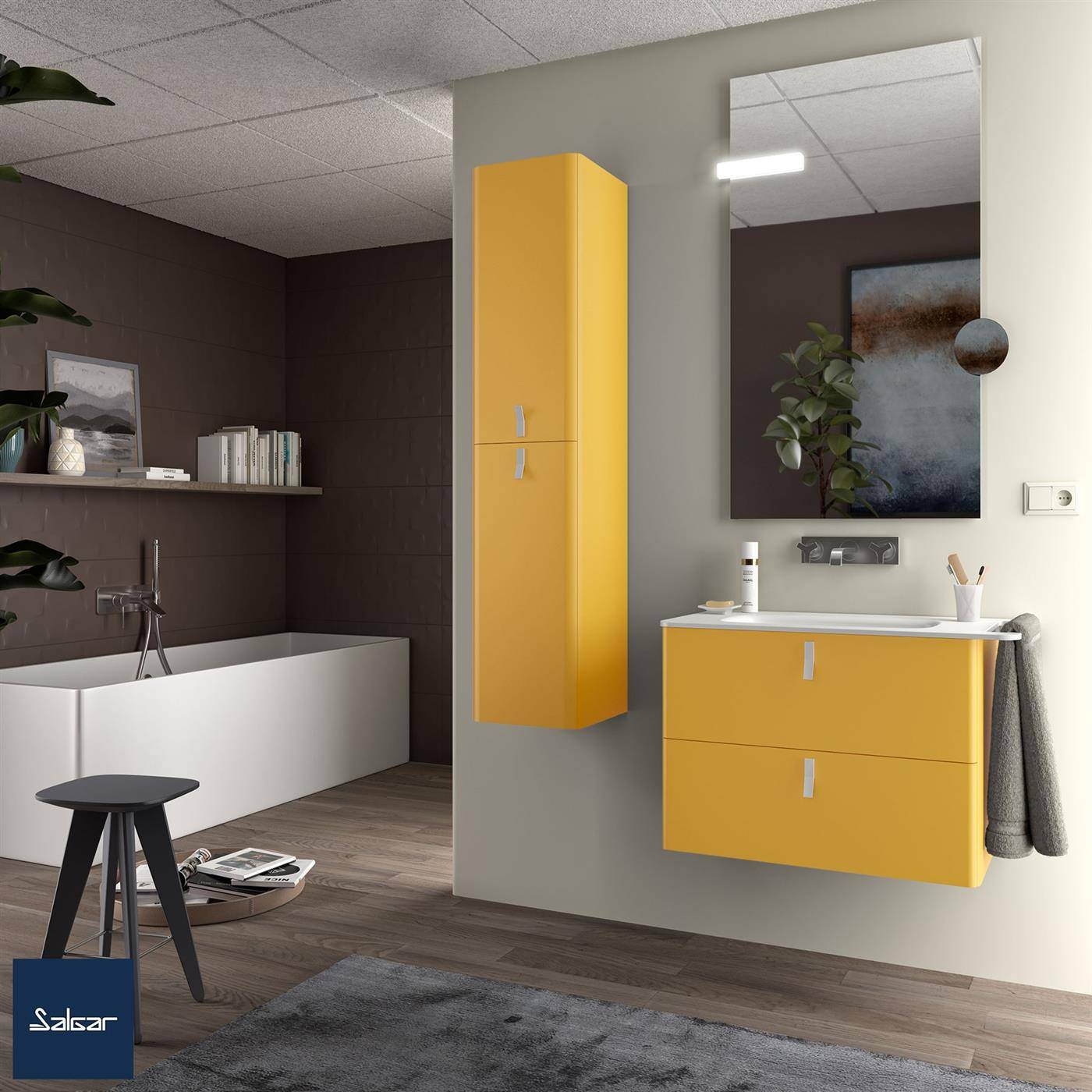 Modernes Badezimmerinterieur mit gelbem Wandschrank und Waschtisch, Spiegel, Waschbecken, Badewanne, Hocker und dunklem Holzboden.