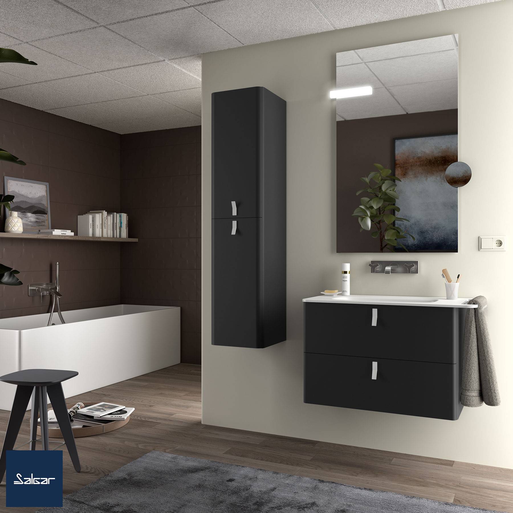 Modernes Badezimmer mit schwarzen Schränken, großem Spiegel und weißer Badewanne, akzentuiert durch einen kleinen runden Hocker und Wanddekoration.