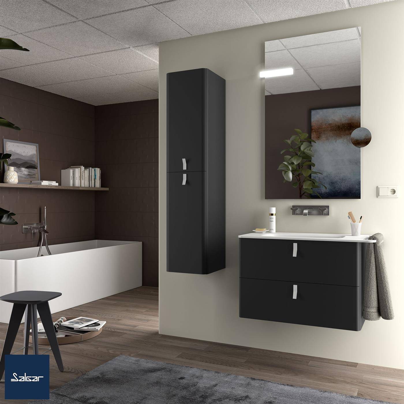 Modernes Badezimmer mit freistehender Badewanne, schwarzem Waschtisch und hohem Schrank, großem Spiegel, Wandkunst und holzähnlichem Boden in schlankem zeitgenössischem Design.