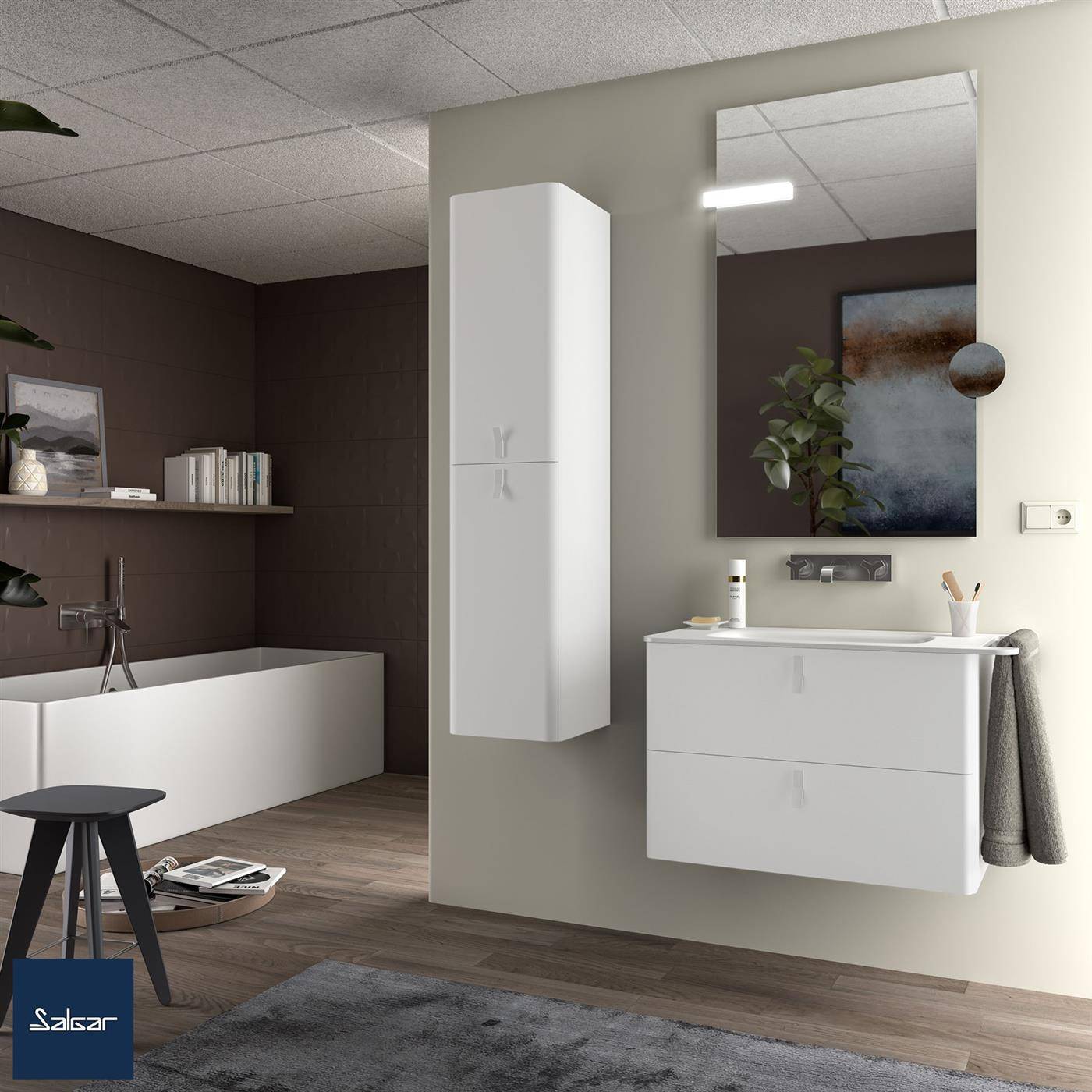 Modernes Badezimmer mit weiß Wandschrank und schwebendem Waschtisch neben einer Badewanne, mit Spiegel, Pflanze und abstrakter Wandkunst.