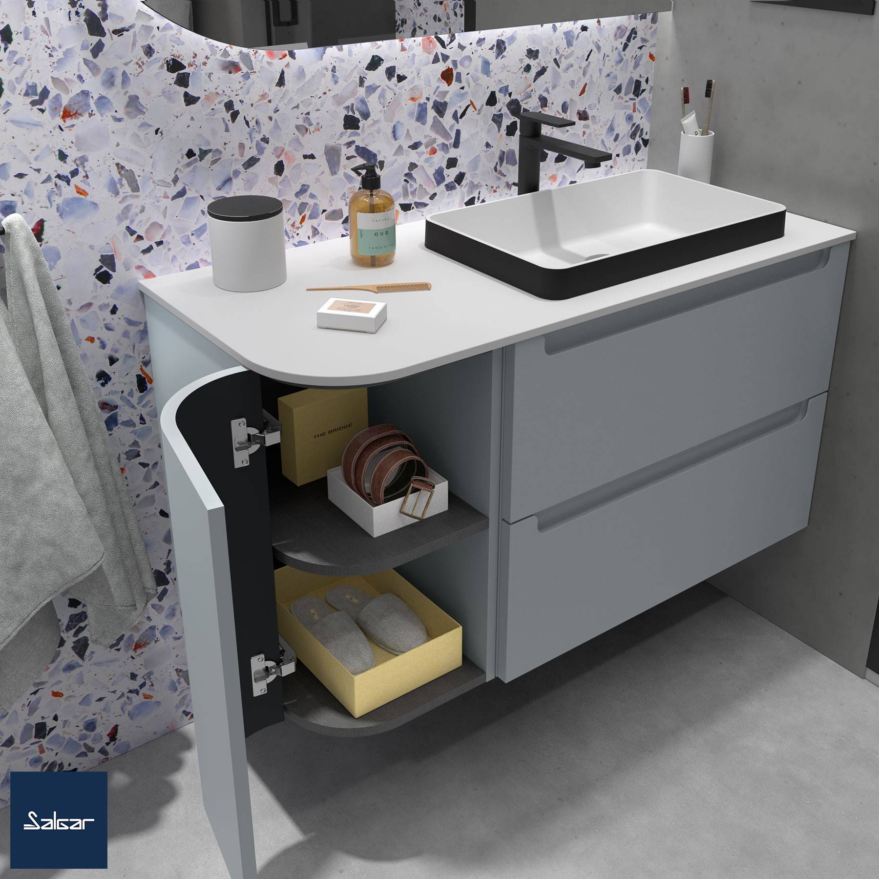 Ein modernes Badezimmer mit einer Terrazzowand, einem schwebenden Waschtisch mit einem offenen Schrank, in dem Toilettenartikel zu sehen sind, und einem eleganten rechteckigen Waschbecken.