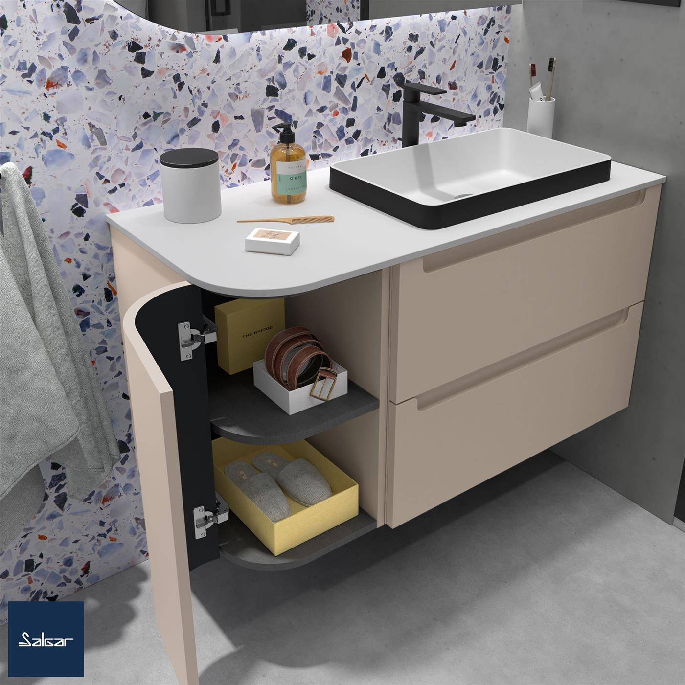 Modernes Badezimmermöbel mit integriertem Waschbecken, schwarzer Arbeitsplatte, zwei Schubladen, offenem Seitenschrank mit Handtüchern und Badeutensilien sowie einem Duschvorhang im Terrazzo-Stil dahinter.
