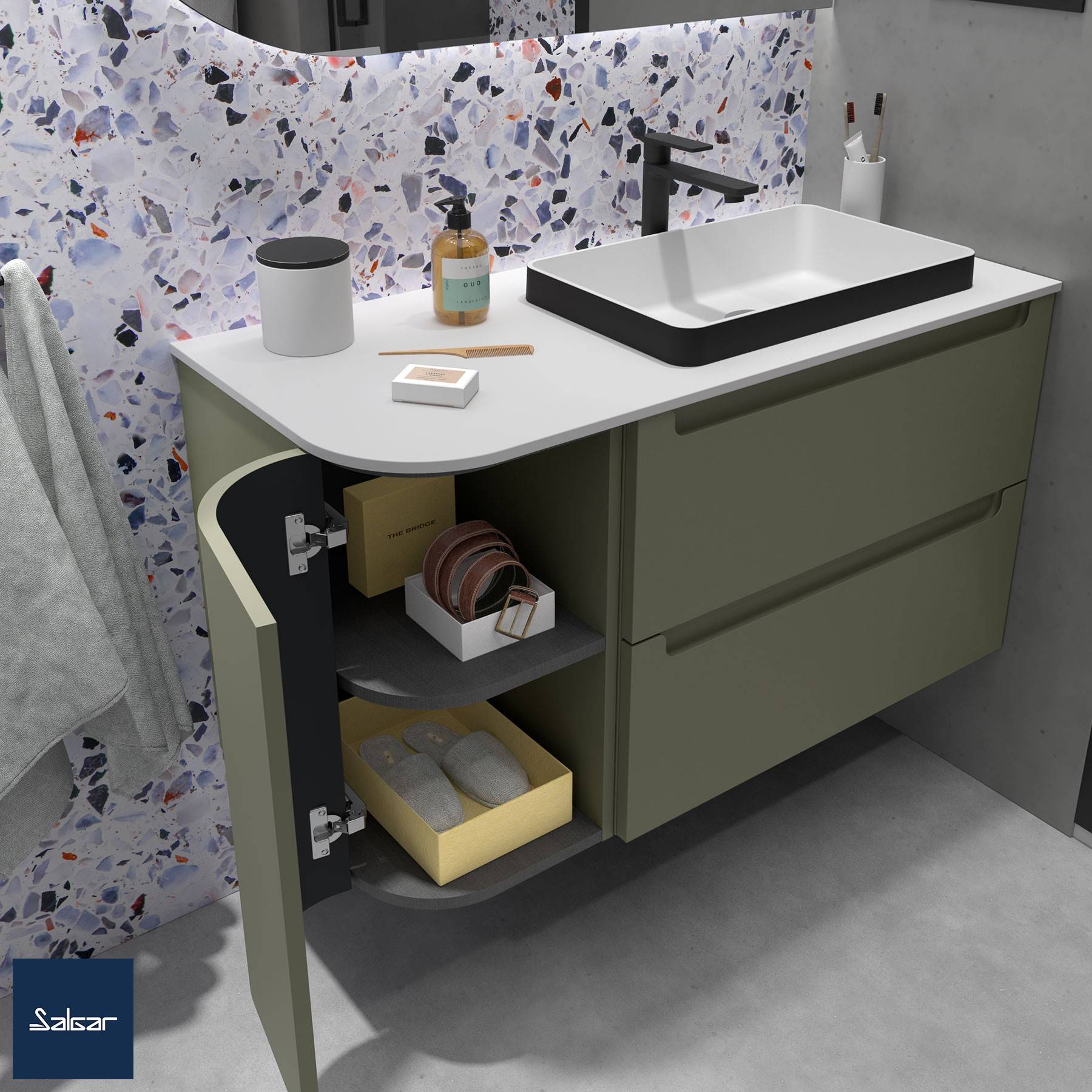 Eine moderne Badezimmer-Waschtischanlage mit Terrazzo-Rückwand, ausgestattet mit einem Waschbecken, Handseife und einem offenen Schrank, der Handtücher und Toilettenartikel präsentiert.