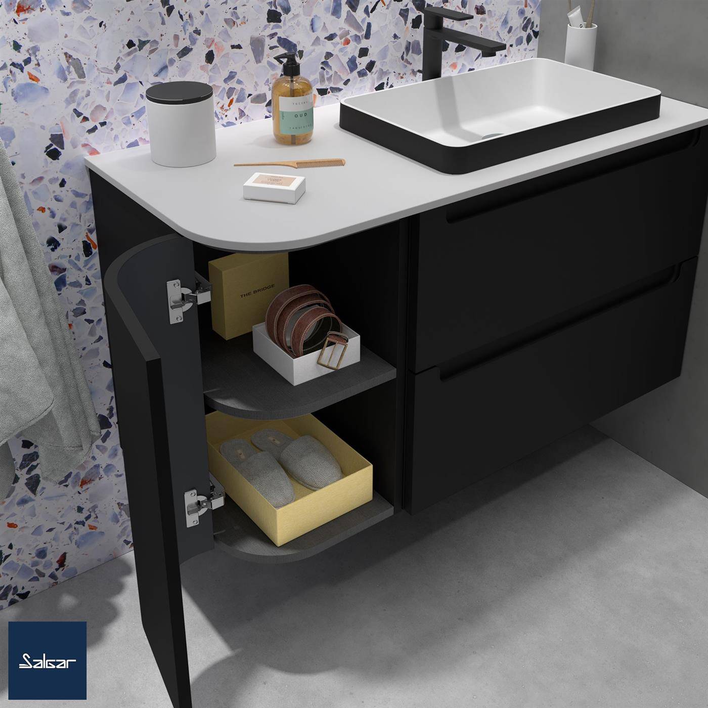 Modernes schwarzes Badezimmerwaschtisch mit weißer Arbeitsplatte und Waschbecken, offene Regale mit Toilettenartikeln und Handtüchern, in einem gekachelten Badezimmer.