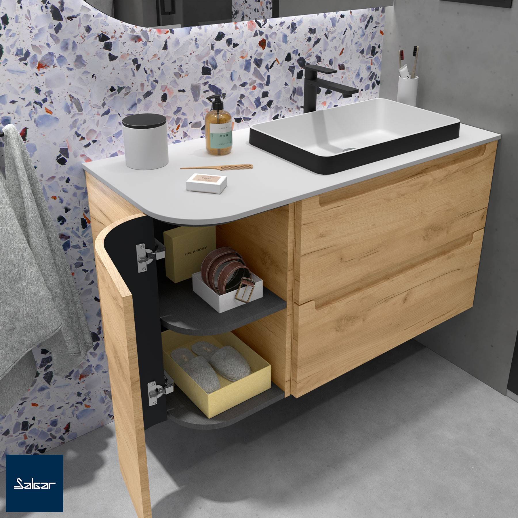 Badezimmerwaschtisch mit einer offenen Schranktür, die Regale offenlegt. Enthält Toilettenartikel, Handtücher und Seife auf der Ablage. Terrazzospritzschutz.