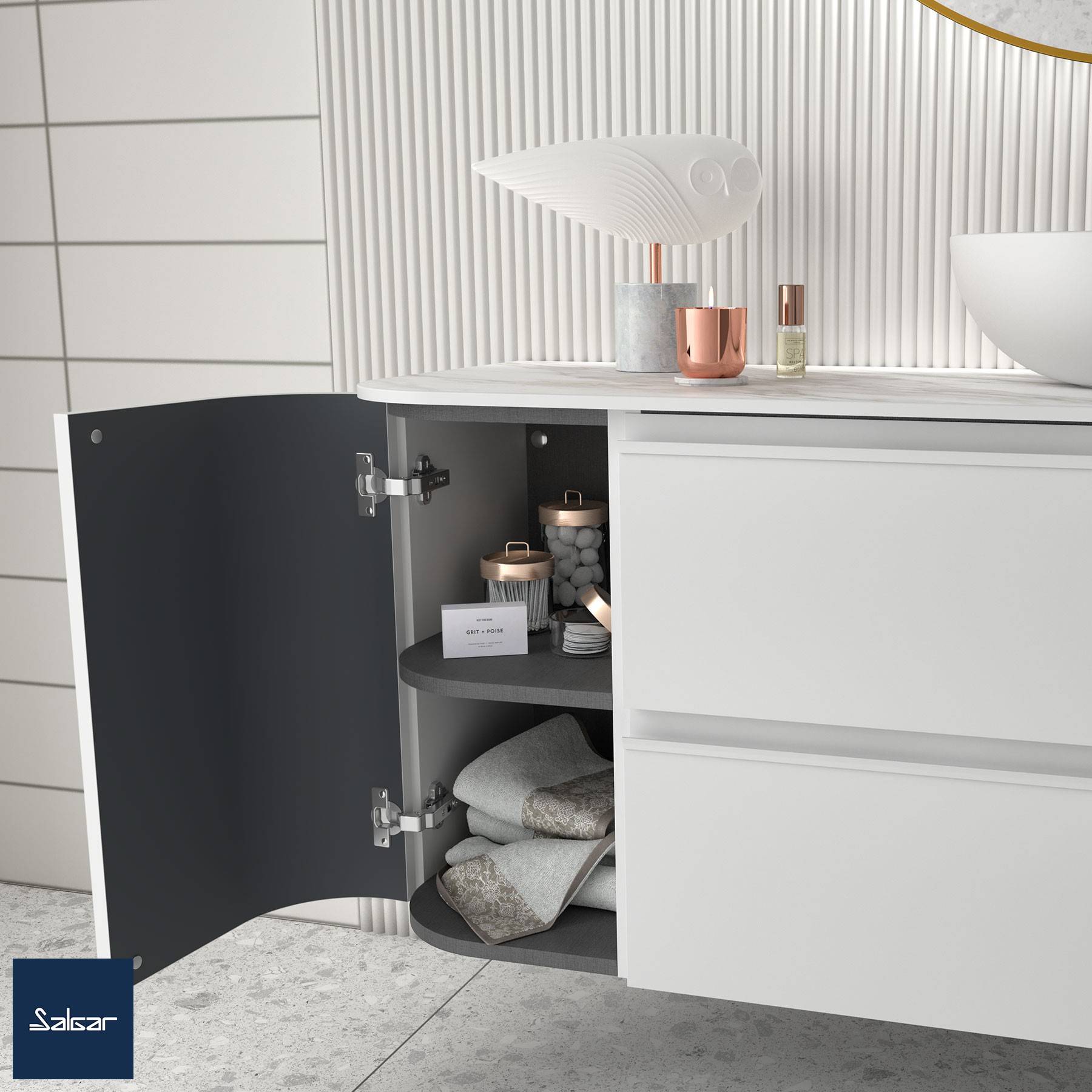 Badezimmermöbel mit Aufsatzbecken, offener Schrank mit Handtüchern und Toilettenartikeln, Dekoartikel auf der Ablage; lichte und moderne Gestaltung.