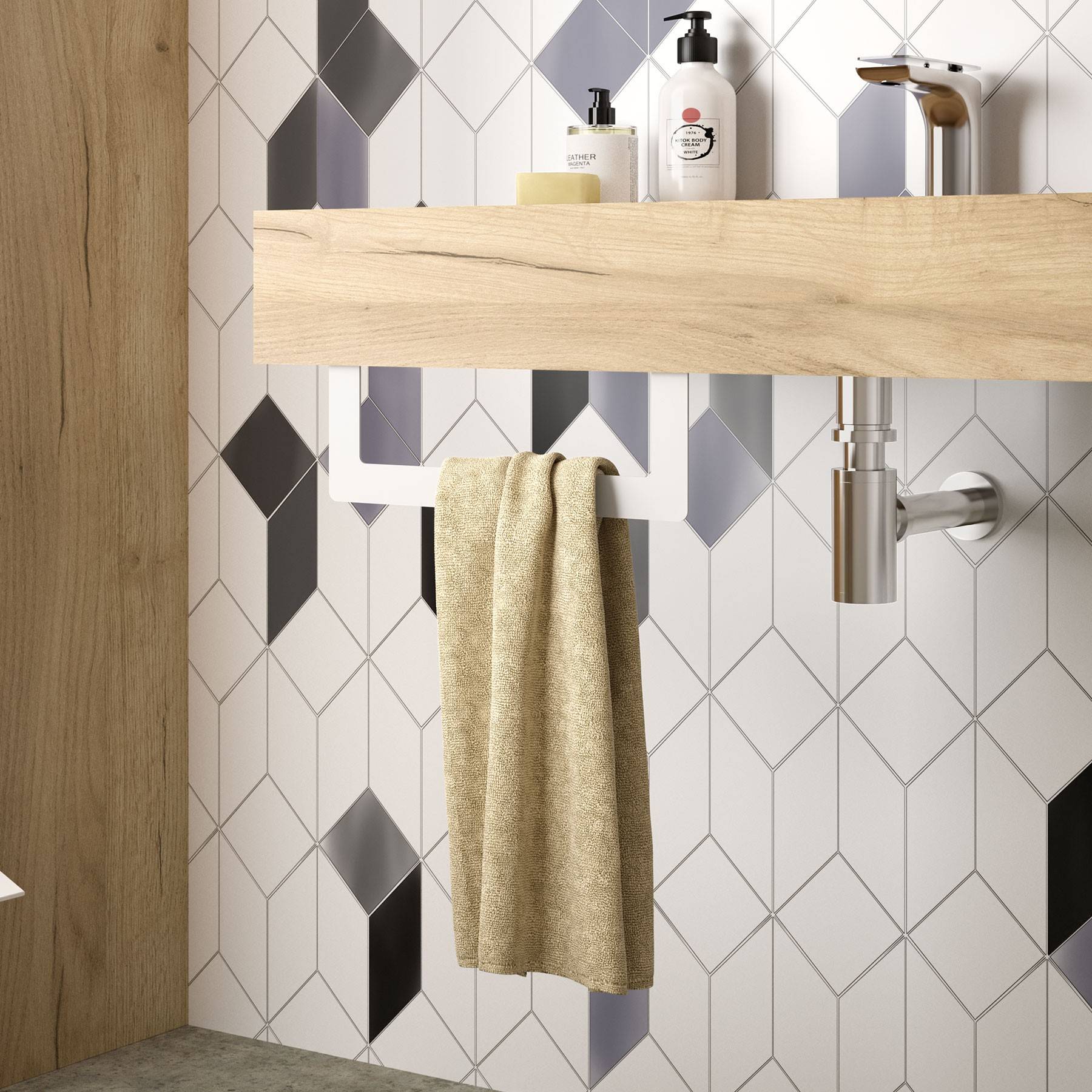 Geometrisch gemusterte Badezimmerwand mit einem Holzregal, auf dem Toilettenartikel stehen und ein gelbes Handtuch hängt. Ein silberner Wasserhahn ist zu sehen.