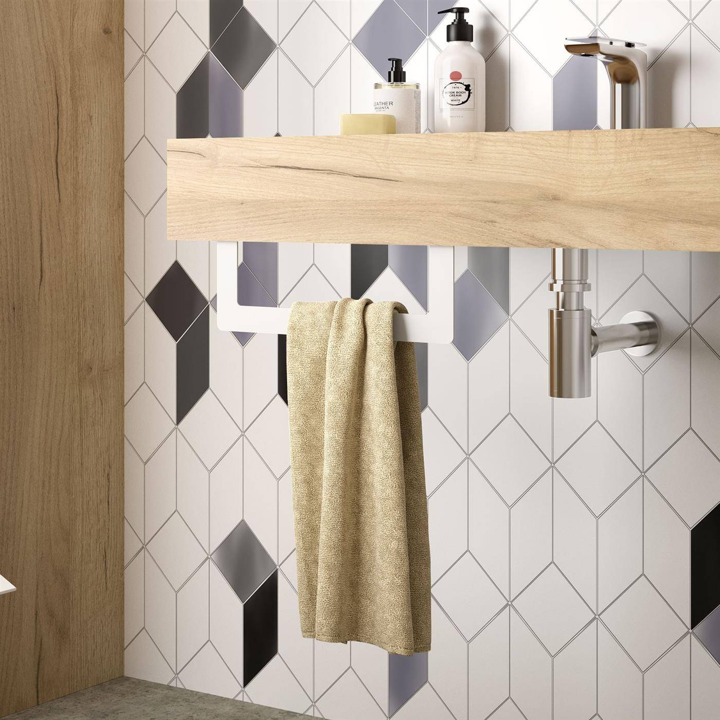 Moderner Waschbereich mit schwebendem Holz-Waschtisch, wandmontiertem Wasserhahn, gemustertem Fliesen-Spritzschutz und Handtuch, das an einer weißen Stange hängt.