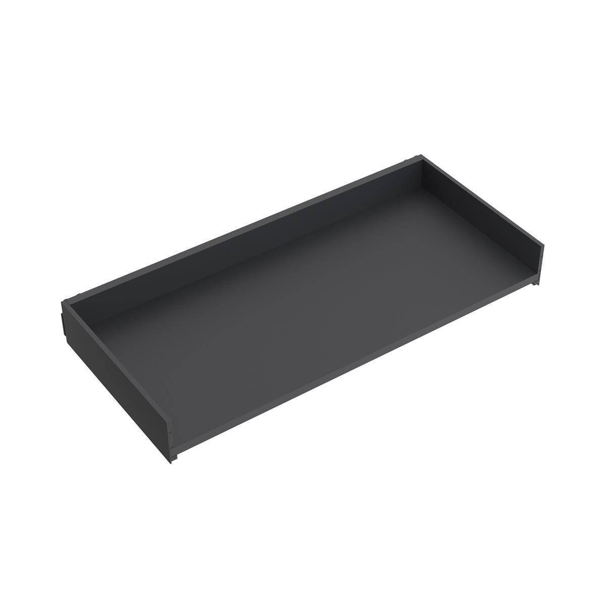 Schwarzes rechteckiges Tablett oder flache Metallpfanne auf weißem Hintergrund, aus einem Winkel betrachtet.
