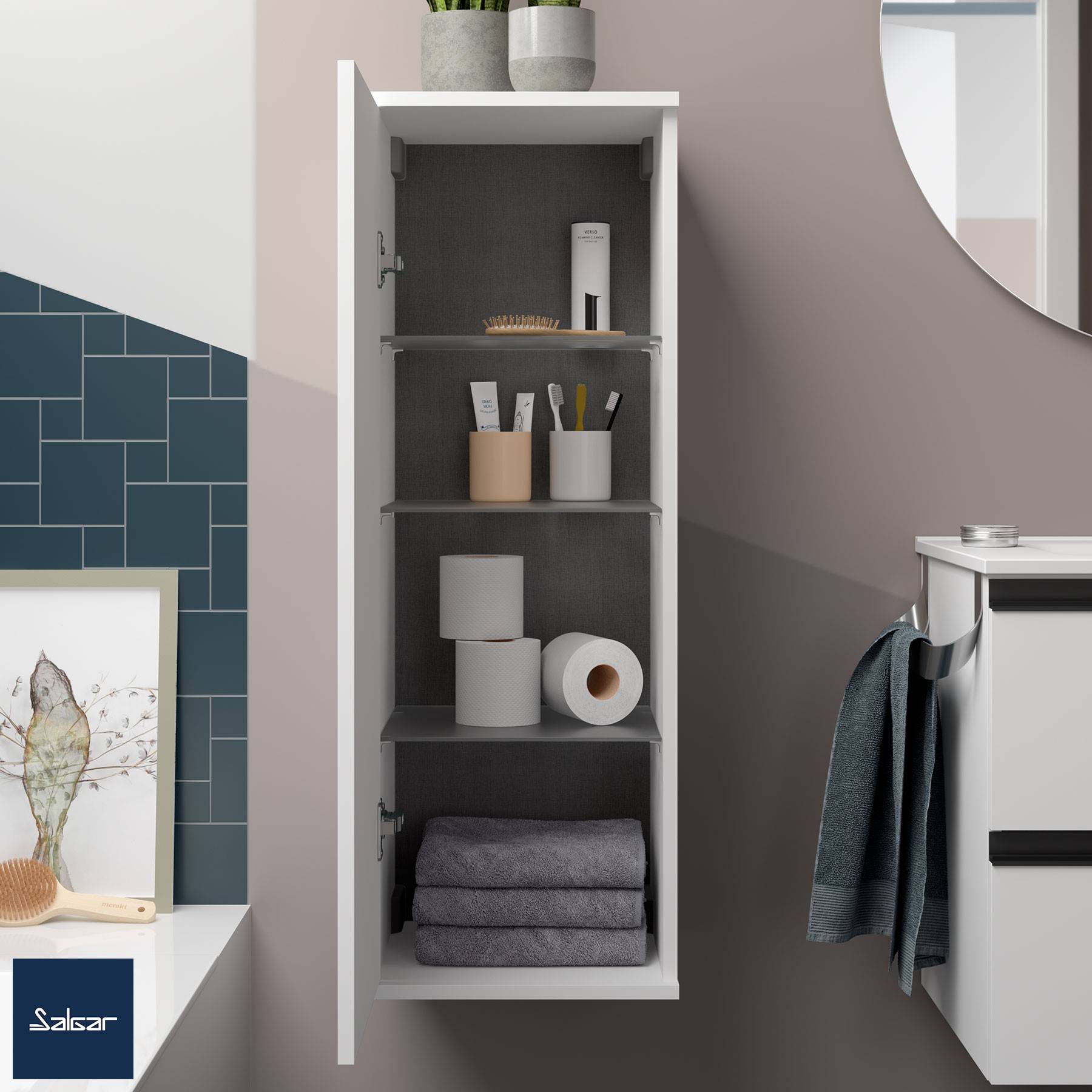 Ein Badezimmer mit einem geöffneten wandmontierten Schrank, der Regale mit Toilettenartikeln, Handtüchern und Toilettenpapier zeigt. Ein rundes Spiegel und blaue Fliesen sind sichtbar.