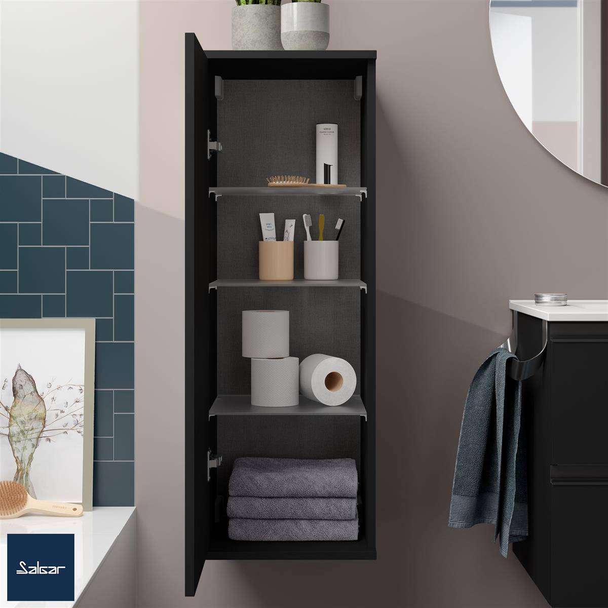 Offener schwarzer Badezimmerdeckelschrank mit Regalen, auf denen Toilettenartikel, eine Haarbürste, Toilettenpapier und gefaltete Handtücher neben einem Waschtisch stehen.