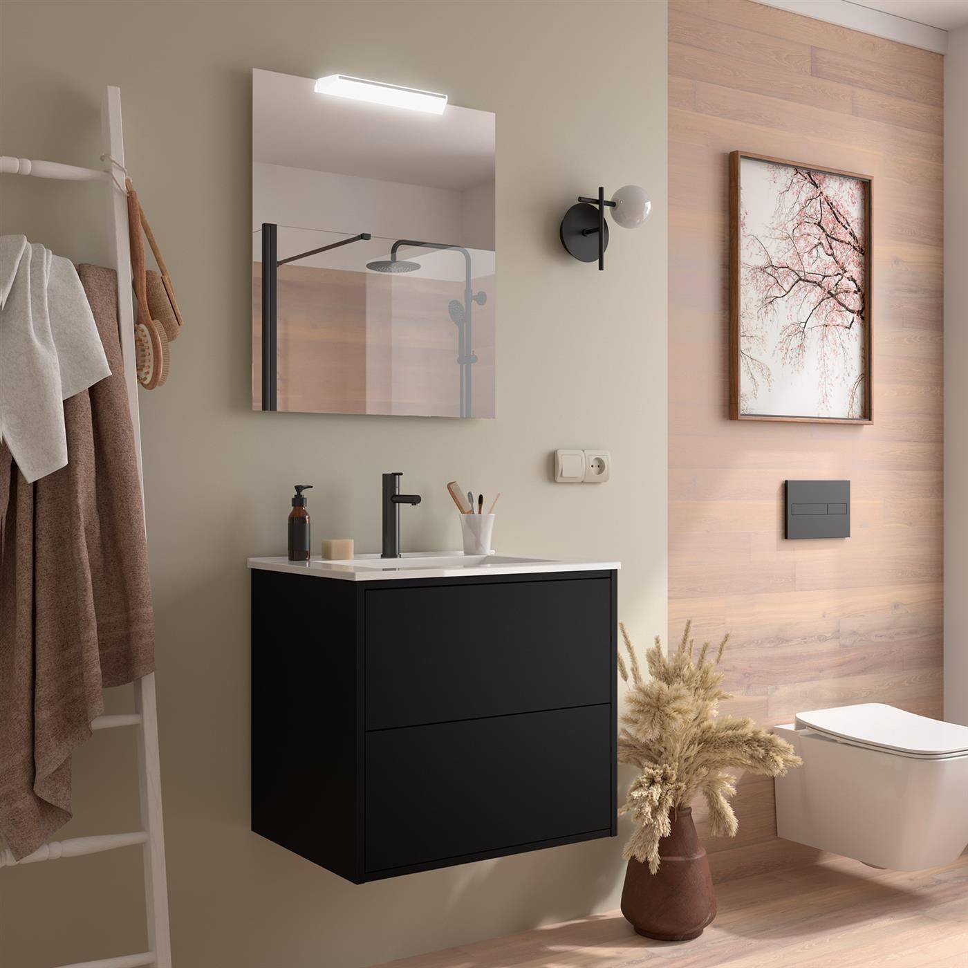 Modernes Badezimmerinterieur mit an der Wand montiertem schwarzem Waschtisch und Spiegel, Toilette, Duschbereich, Handtuchhalter und dekorativer Wandkunst.