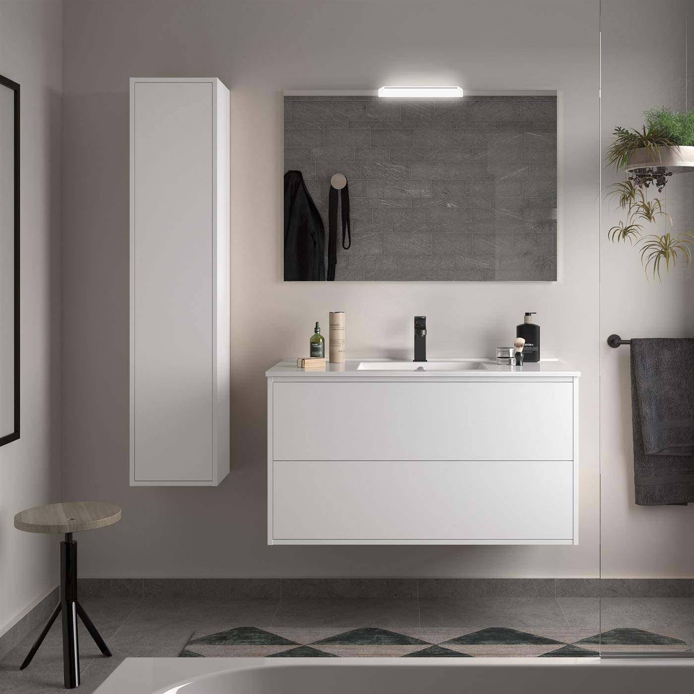 Modernes Badezimmer mit schwebendem weißem Waschtisch, rechteckigem Spiegel mit Beleuchtung, hohem Schrank, Handtuchhalter, Pflanzenregal und gemusterten Bodenfliesen.