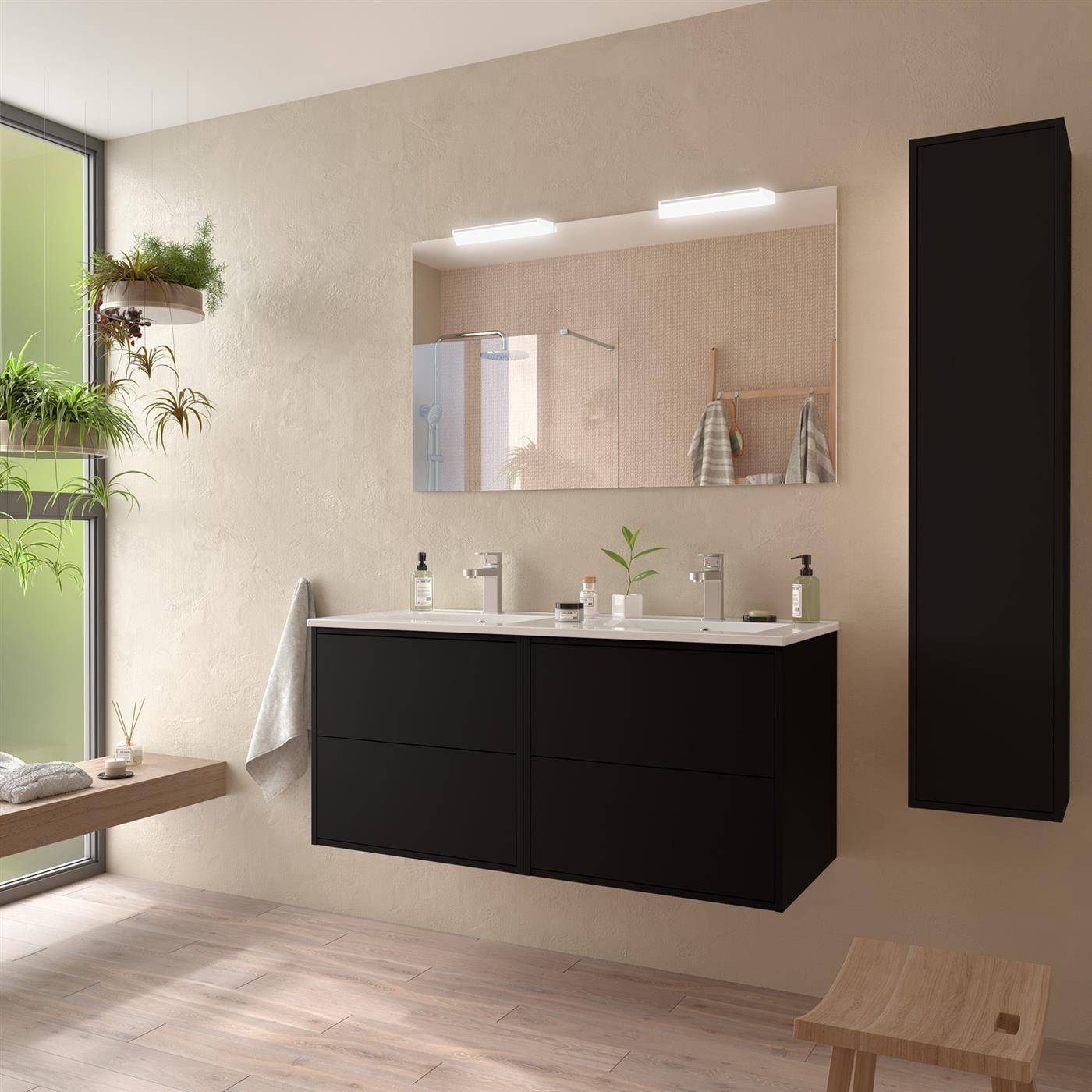 Modernes Badezimmer mit schwarzem schwebendem Doppelwaschbecken, beleuchtetem Spiegel, Wandschrank, Fensterpflanzen und kleinem Holzhocker.