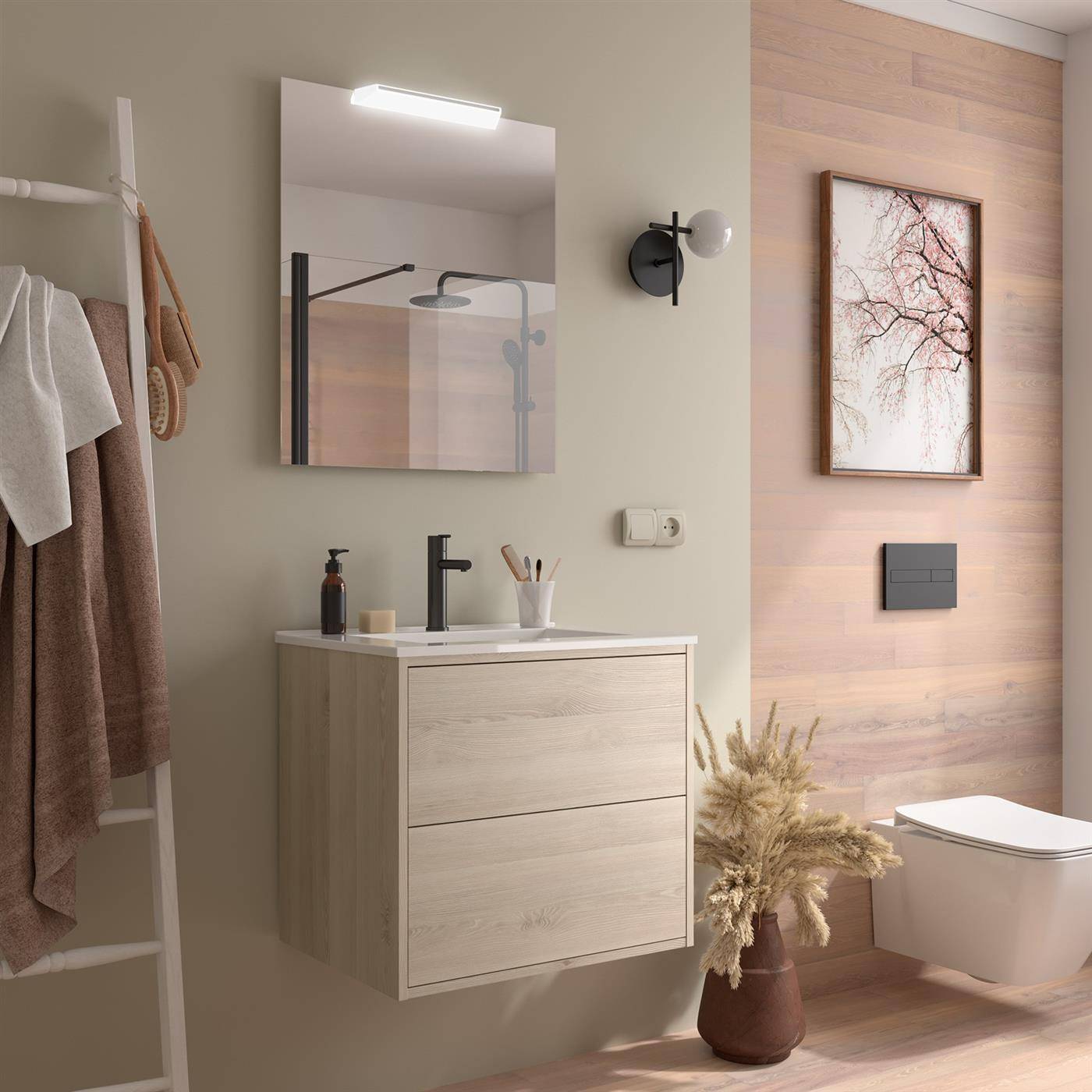 Modernes Badezimmer mit an der Wand montiertem Waschtisch, Spiegel, Spiegelung der Dusche, Toilette, Handtuchhalter, Wandkunst und dekorativer Vase mit getrockneten Blumen.