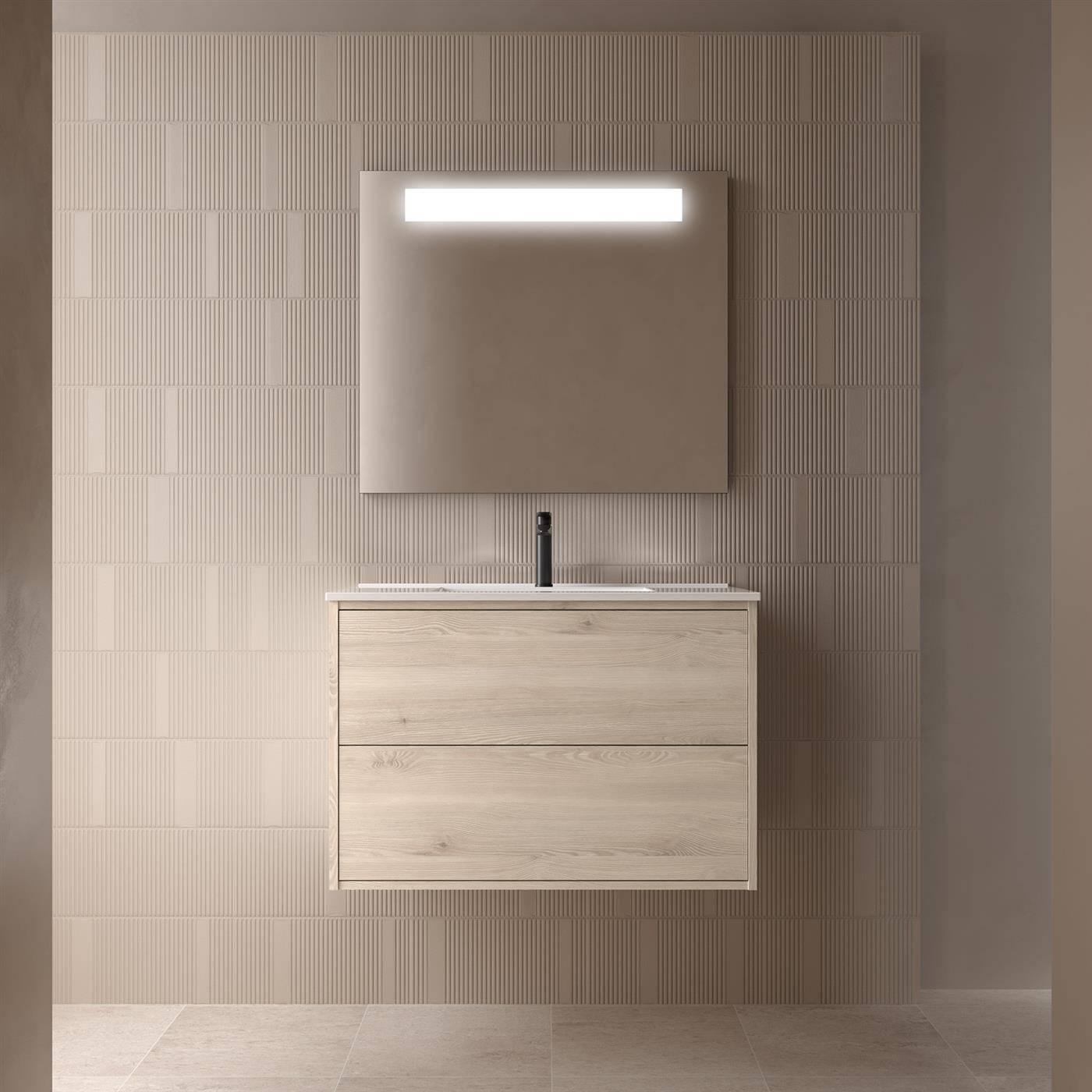 Minimalistisches beige Badezimmer-Waschbecken mit einem schwebenden Spülbecken-Schrank, rundem Spiegel und heller horizontaler Beleuchtung darüber, vor einer strukturierten Fliesenwand.