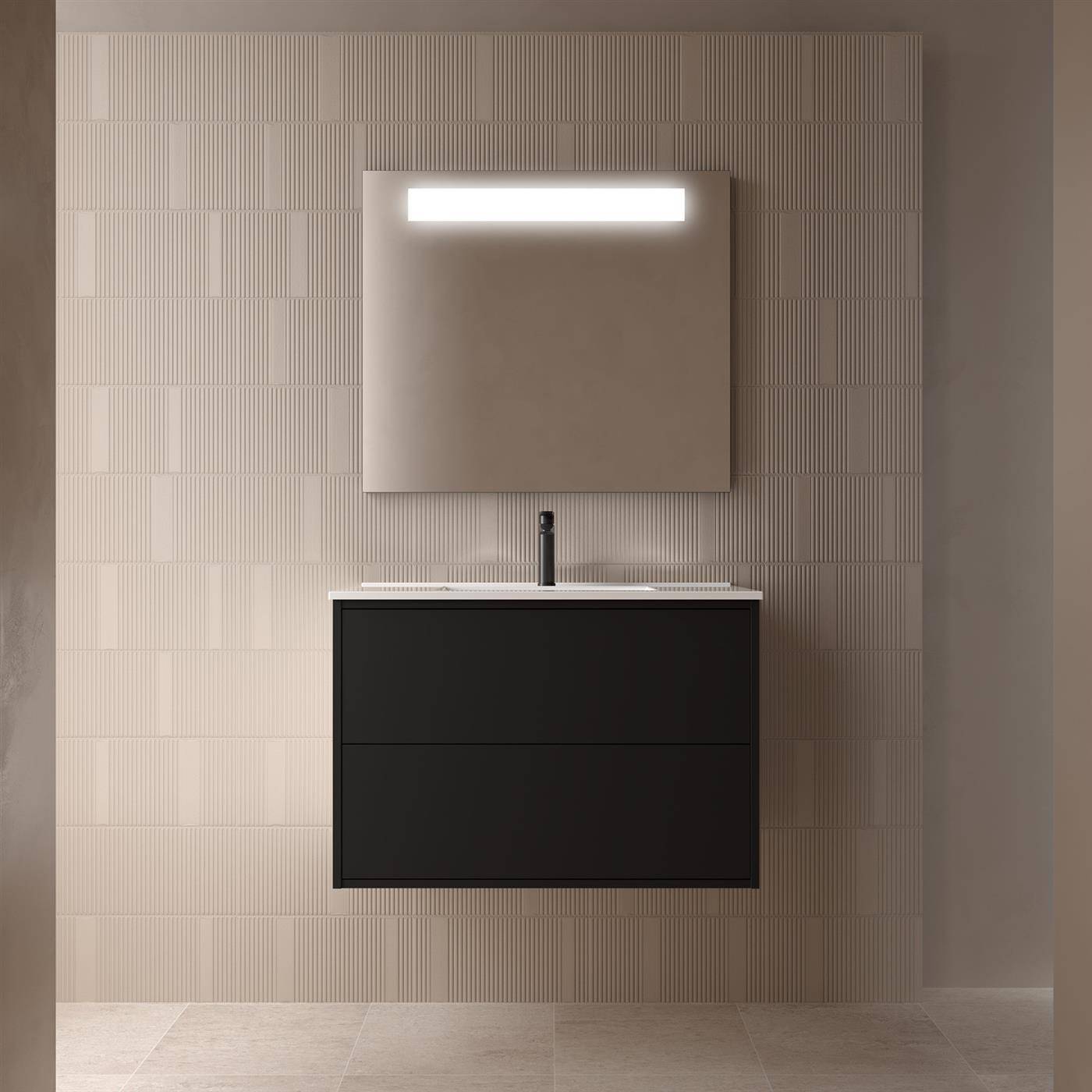 Modernes Badezimmer-Waschtisch mit schwebendem schwarzem Schrank, quadratischem Spiegel mit horizontaler Beleuchtung und beigefliesen Wand und Boden.