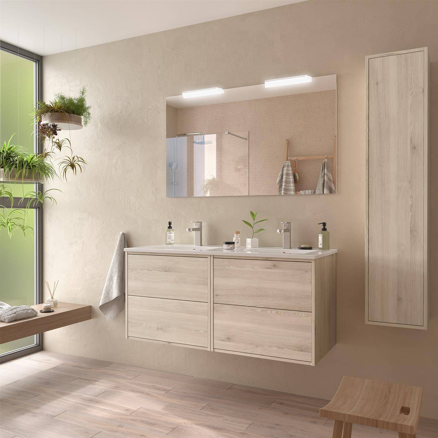 Modernes Badezimmer mit doppeltem hellem Holzwaschtisch, Spiegel, Wandschrank, Pflanzen, Handtuchhalter und Hocker neben einem großen Fenster.