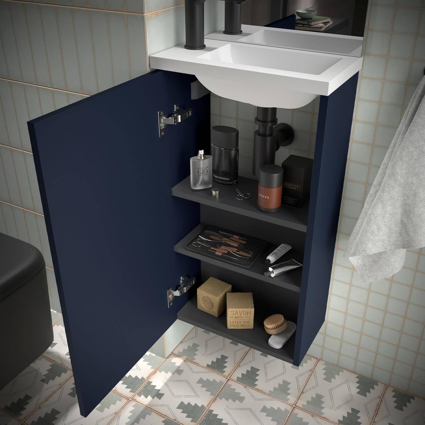 Offener marineblauer Badezimmerschrank mit Waschbecken und Regalen, die Toilettenartikel, Körperpflegeartikel, Seife, Bürste und Aufbewahrungsboxen enthalten; ein Handtuch hängt daneben.
