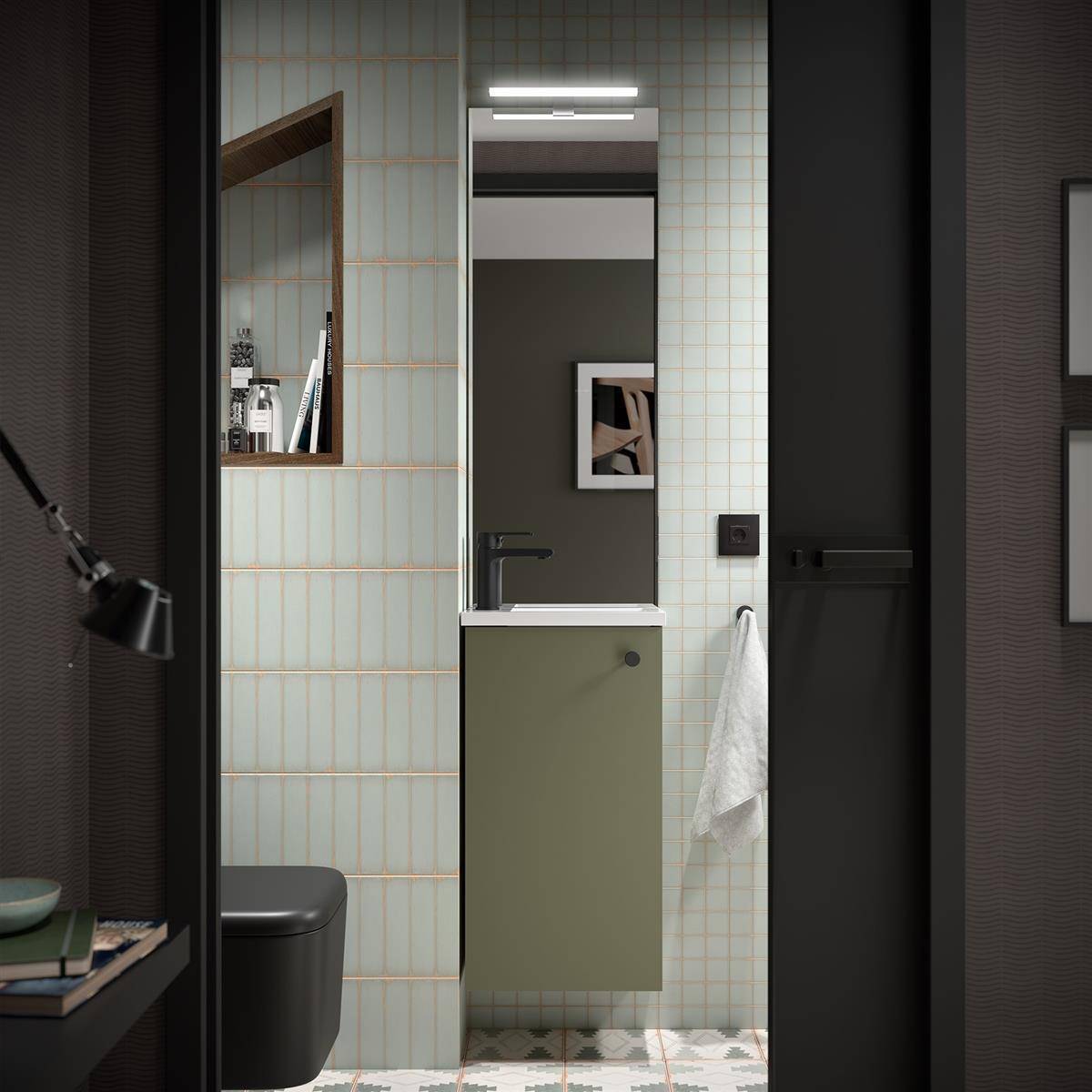 Modernes Badezimmer mit schmaler Waschtischanlage, Spiegel, Wandleuchte, Toilette und weißem Handtuch; Regale und dunkler Schieberahmen rahmen den kompakten Raum ein.