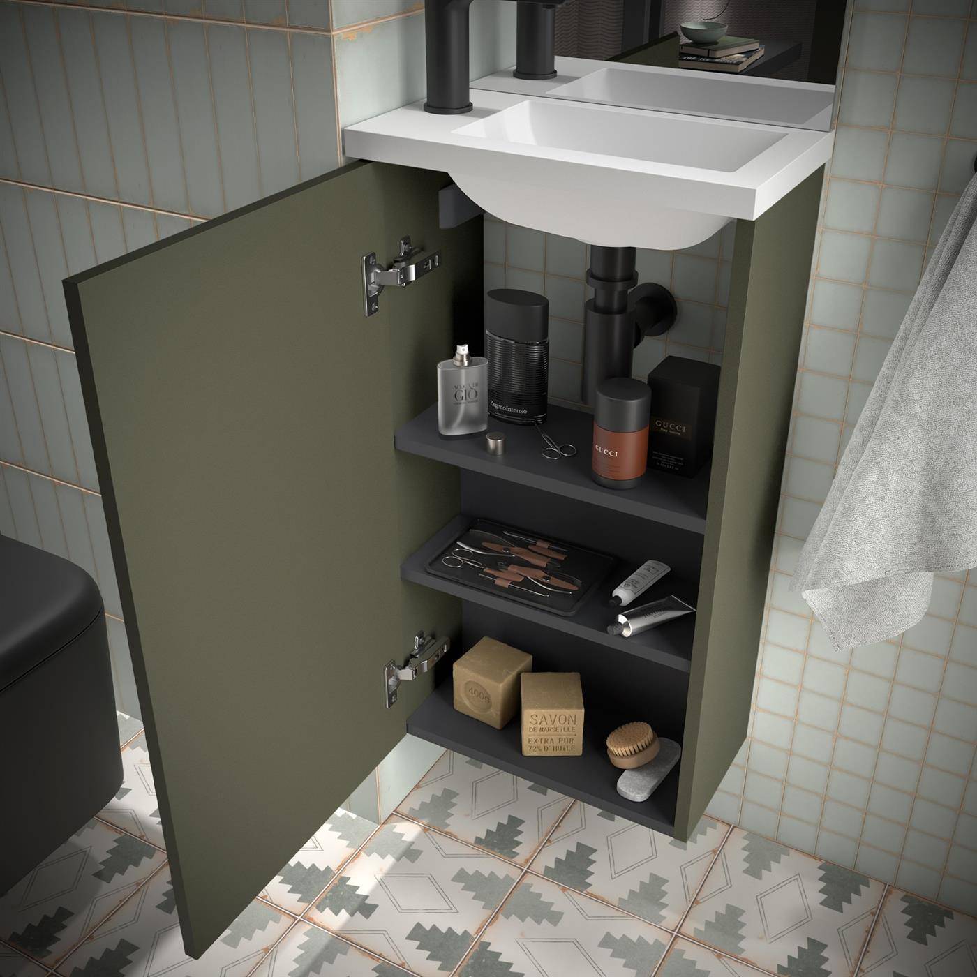 Offener Badezimmerschrank mit Waschbecken oben, der organisierte Toilettenartikel, Pflegeartikel, Seife und Handtücher auf den Regalen zeigt.