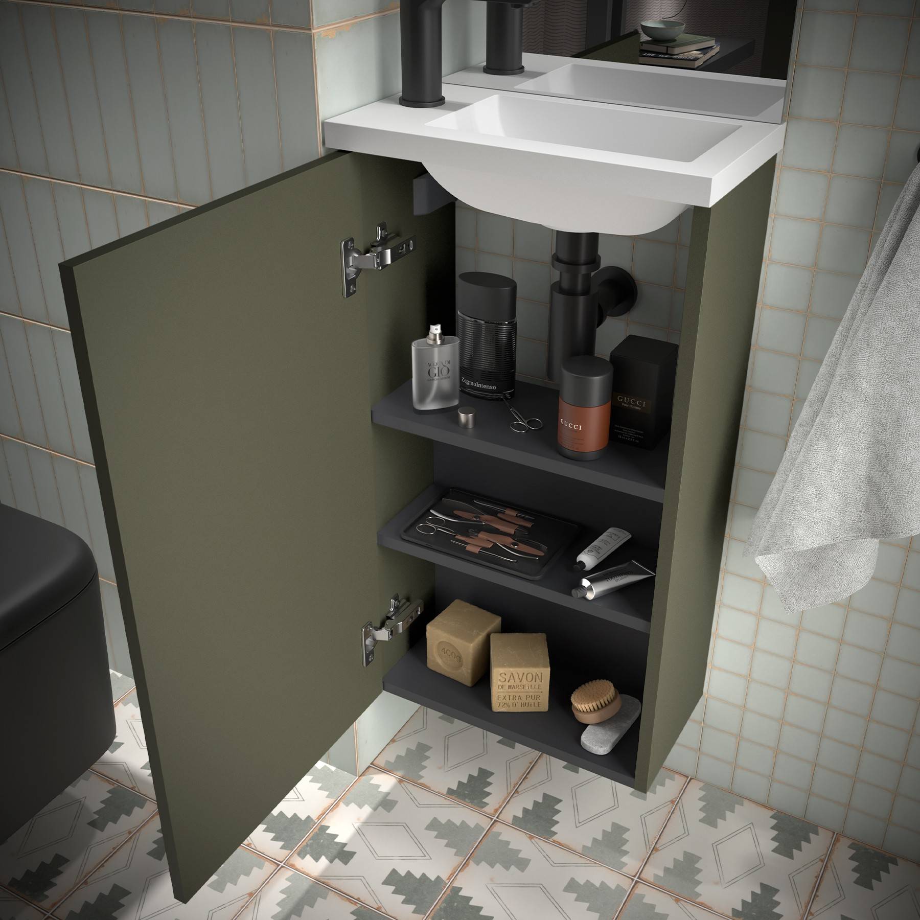Ein kleiner Badezimmerschrank mit geöffneter Tür, der Regale mit verschiedenen Toilettenartikeln und Pflegeprodukten offenbart. Ein Handtuch hängt in der Nähe.