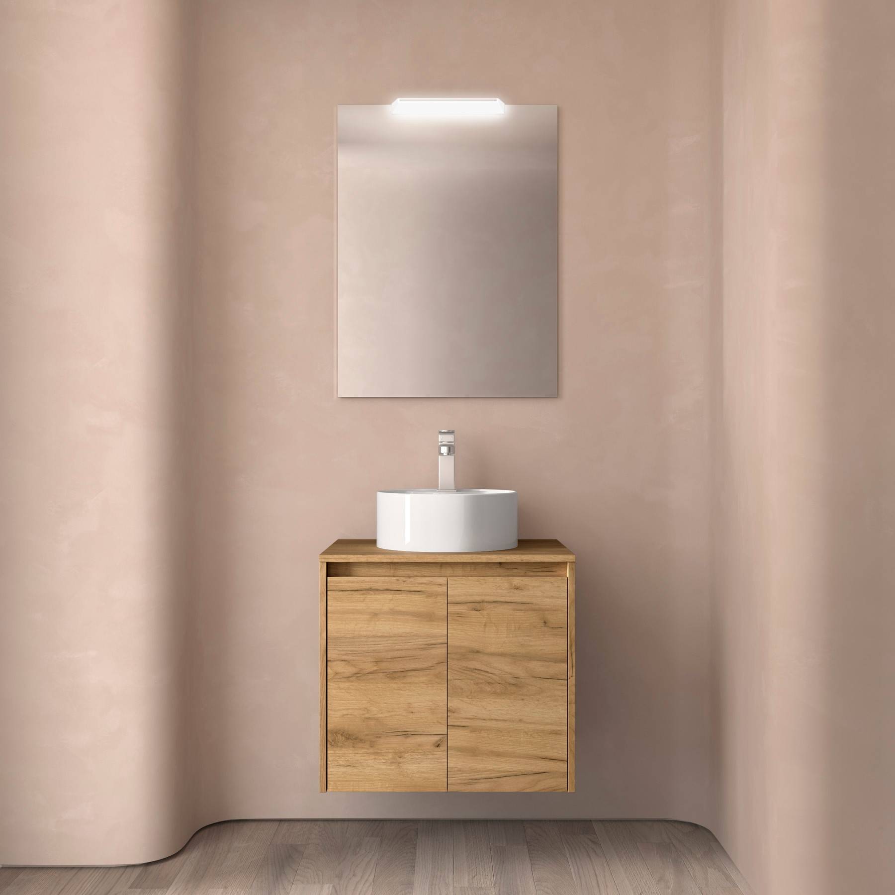 Eine moderne Badezimmereinrichtung mit einem Waschtisch aus Holz, einem kreisrunden weißen Waschbecken und einem rechteckigen Spiegel darüber, vor einer beigen Wand.