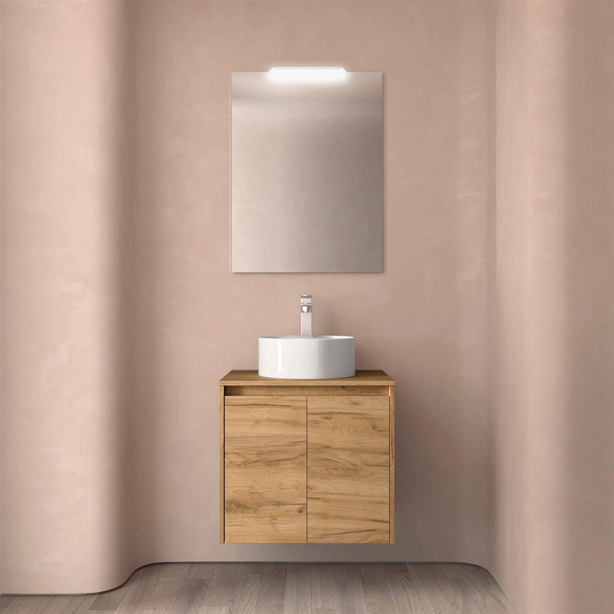 Minimalistisches Badezimmertischchen mit wandmontierten Spiegel, weißem Waschbecken und Holzschrank vor einer rosafarbenen Wand.