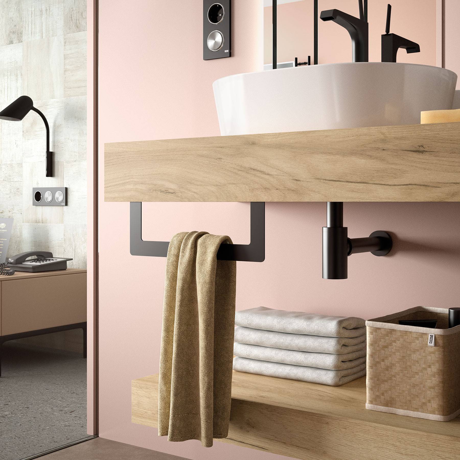 Modernes Badezimmer mit einem hölzernen schwebenden Waschbecken, schwarzen Armaturen und einer Handtuchstange mit beigen Handtüchern. Ein Korb mit zusammengelegten Handtüchern steht darunter.