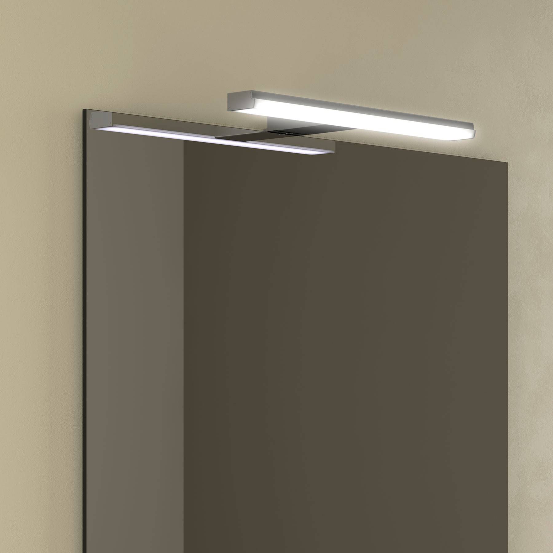 Ein schlankes, rechteckiges Spiegel mit einem modernen, horizontalen LED-Licht, das oben befestigt ist, vor einer neutralfarbenen Wand.