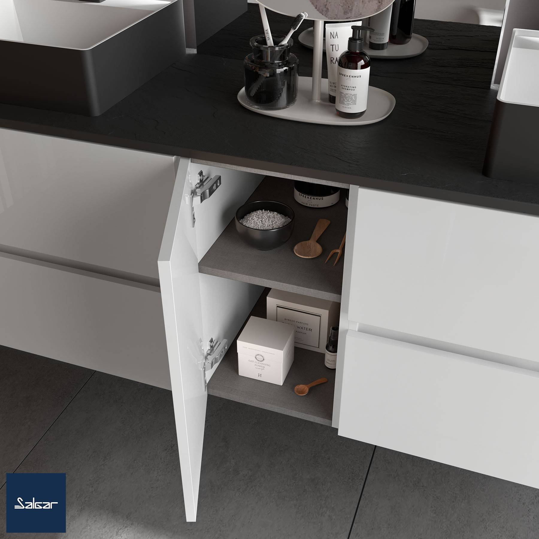 Offene Küchenschränke mit Regalen, auf denen eine Gewürzflasche, ein Holzlöffel und eine Schüssel stehen, sowie Gläser auf der Theke darüber; modernes, minimalistisches Design.